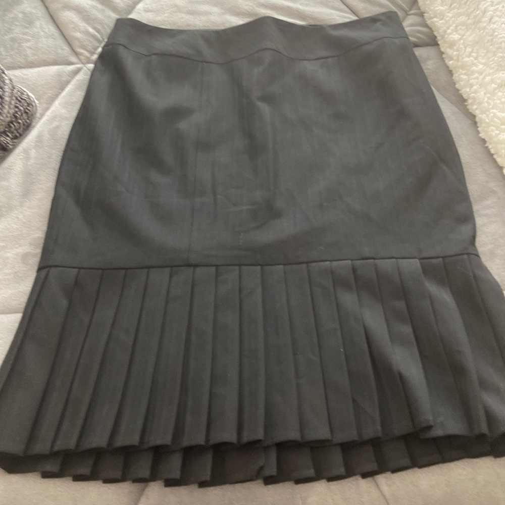 The perfect knee length fitted skirt. Fully lined with side zipper.